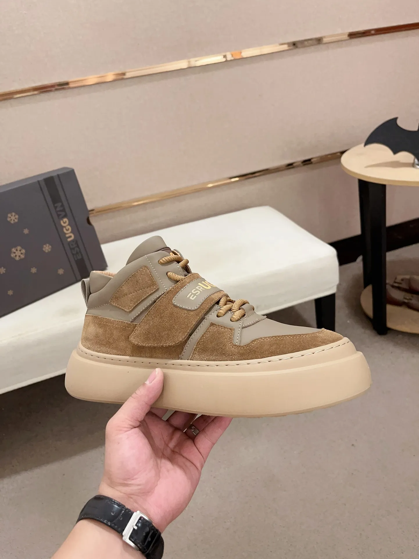 Factory Price: 380 Men's Men's Shoes💰North American Men's Shoes Ugg ☃️In the special sale of new high-quality men's shoes and snow boots in autumn and winter, the nemesis of extreme cold weather! Made of cowhide leather, merino wool lining, and original outsole, whether driving, outdoor or daily wear, there is always one that suits you! Code number 39-44